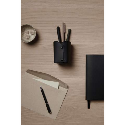 Améliorez votre espace de travail avec le porte-stylos Timo et découvrez le mélange parfait de praticité et de sophistication. Fabriqué avec soin en polyester recyclé RCS. Chaque coin est doté d'un bouton de pression. Lorsque les coins sont boutonnés ensemble, il se transforme en un porte-stylo pratique. Avec des dimensions de L : 7 cm x l : 7 cm x H : 10 cm lorsqu'il est plié, il est parfait pour organiser les éléments essentiels de votre bureau. Les coutures détaillées ajoutent une touche de raffinement. Certifié par RCS (Recycled Claim Standard), la certification RCS garantit que l'ensemble de la chaîne d'approvisionnement en matériaux recyclés est certifiée. Le contenu recyclé total est basé sur le poids total du produit. Ce produit contient 33 % de PU RCS.