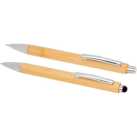 Das Oblys Set besteht aus einem Kugelschreiber und einem Druckbleistift, beide mit Schaft aus Bambus.. Der Kugelschreiber hat einen schwarzen Stylus und einen verchromten Metallclip. Tintenfarbe: Schwarz. Schreibspitze: 1 mm. Schreiblänge: 600 Meter. Der Druckbleistift hat ebenfalls einen verchromten Metallclip. Schreibspitze: 0,5 mm.