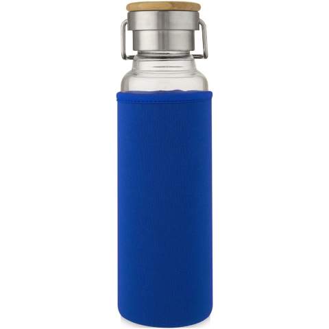 Single-walled borosilicate glass bottle with neoprene protective sleeve. Features a screw-on lid with bamboo top, as well as a handle for easy carrying. The bottle is made from 100% durable borosilicate glass which conserves the freshness of the beverage, and it does not contain any harmful chemicals. BPA-free, tested and approved under German Food Safe Legislation (LFGB). Tested and approved for phthalates content according to REACH regulations. The bamboo used is from sustainable, environmentally and socially responsible sources. Volume capacity is 660 ml. By removing the neoprene sleeve and lid the bottle is dishwasher safe. Presented in a recycled cardboard gift box.