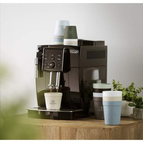 Wiederverwendbarer, stapelbarer Becher der Marke Circulware. Dieser Becher ist aus hochwertigem Kunststoff hergestellt und kann bis zu 500 Mal verwendet werden. Durch die geringe Größe ist es ideal für einen Espresso. Eine großartige Alternative zum Einweg-Espressotasse. Der Becher ist leicht, einfach zu reinigen und stapelbar, also platzsparend. Für Lebensmittel zugelassen. Spülmaschinengeeignet und mikrowellengeeignet. 100% recycelbar. Damit leistet dieser Becher einen Beitrag zur Kreislaufwirtschaft. Niederländisches Design. Made in Holland. Fassungsvermögen: 80 ml.