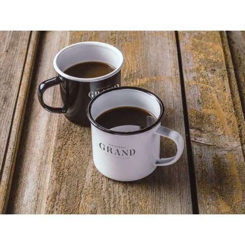 Emaillierte Tasse. Ein Design im beliebten Retro-Stil. Um die Retrooptik zu betonen, hat die Tasse Unvollkommenheiten. Fassungsvermögen 350 ml. Wird einzeln in einem Kraftkarton geliefert.