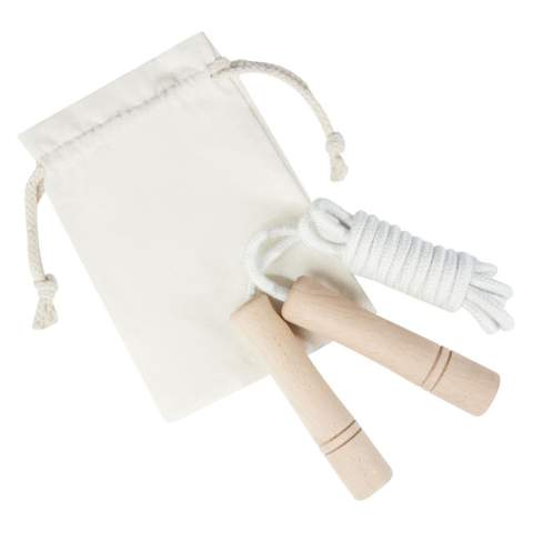 Combinez plaisir et exercice avec cette corde à sauter pour adultes. La corde est en coton et les poignées sont en bois de hêtre. La longueur de la corde est de 310 cm ce qui permet aux adultes mesurant jusqu'à 195 cm de sauter facilement. Les poignées (12 x 2,5 cm) ont une forme ergonomique pour une prise en main confortable. Livrée avec une pochette de rangement en coton (18 x 13 cm). La gravure au laser est recommandée comme option de marquage durable.