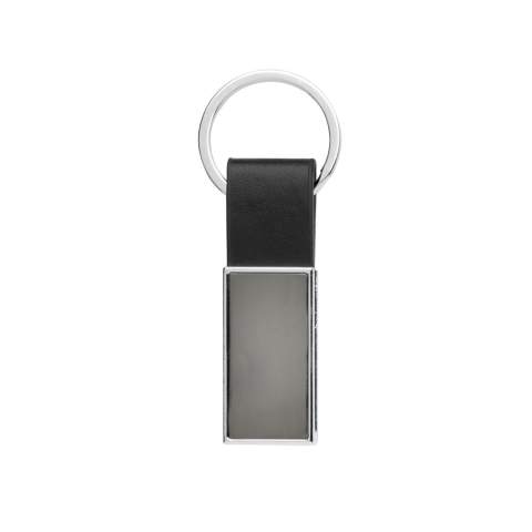 Luxe sleutelhanger gemaakt van RCS gerecyclede zinc alloy en PU. Totaal gerecycled materiaal: 67% op basis van het totale gewicht van het item. RCS-certificering zorgt voor een volledig gecertificeerde toeleveringsketen van de gerecyclede materialen. Verpakt in papieren zak.