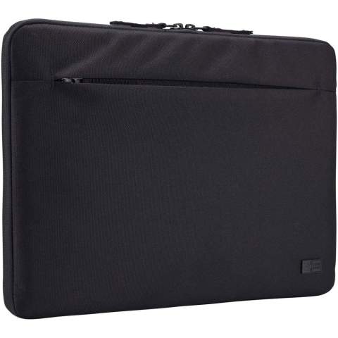 La housse pour ordinateur portable de 14" Case Logic Invigo est fabriquée à partir de matériaux recyclés et possède un intérieur rembourré de 10 mm d'épaisseur pour protéger l'ordinateur portable. Cette housse est fabriquée avec un extérieur en polyester 600D 100 % recyclé et une doublure en polyester 150D. La poche zippée du panneau avant permet de ranger commodément les cordons d'alimentation et les petits accessoires. L'ouverture à glissière aux trois quarts permet d'accéder à l'ordinateur portable par le haut ou par le côté de la housse.