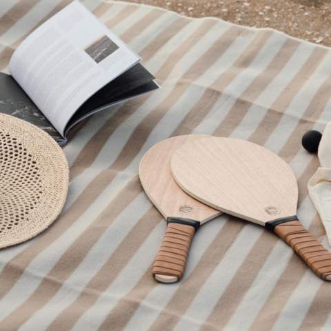 An elegant beach tennis set, made of poplar wood with PU handles for a more comfortable grip. A game that is easy to learn and suitable for young and old alike. Includes two rackets and two rubber balls, packaged in a cotton bag with a mesh back that makes it easy to carry with you. This game is designed solely for use on dry surfaces and is not intended for use in the water.