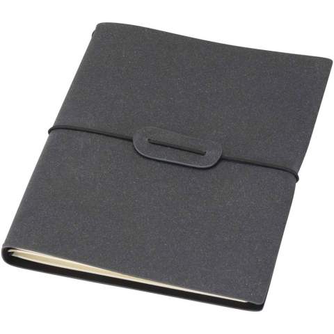 Das Slyk A5-Nachfüllheft verfügt über ein Cover aus recyceltem Kunststoff und wird durch ein elastisches Band sicher verschlossen. Im Inneren befinden sich zwei Hefteinsätze – eines punktkariert, eines liniert. Jedes Heft enthält 32 cremefarbene Seiten aus 70 g/m² Papier mit abgerundeten Ecken und sichtbarer Fadenheftung für einen handgearbeiteten Look. Die Umschläge der Hefte bestehen aus Karton. Nachfüllhefte sind separat in verschiedenen Layouts erhältlich, darunter gepunktet, als Planer und liniert.
