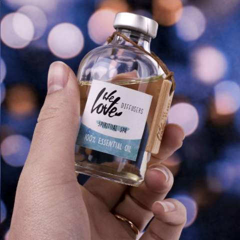 De Diffuser Spiritual Spa van het merk 'We Love The Planet' bestaat uit een combinatie van verschillende 100% etherische oliën die samen zorgen voor de meest intense geurbeleving. Spiritual Spa is een populaire geur. Deze ontspannende en verfrissende geurolie ruikt naar eucalyptus, munt, lavendel en rozemarijn. De olie heeft een neutraliserende werking door de toevoeging van tea tree en basilicum. Als je deze geur in huis hebt staan, waan je jezelf werkelijk in de sauna. De gemiddelde gebruiksduur van deze  diffuser ligt bij normaal gebruik, met 2-3 stokjes, tussen de 7 tot 9 weken. Het vaasje heeft een inhoud van 50 ml geurolie en wordt geleverd met 2 bosjes kleine kajute stokjes. De olie bevat geen synthetische geurstoffen, alcohol of oplosmiddelen. Per set in een gerecyclede kraft geschenkdoos met sleeve.  De houten geurstokjes zijn van gewassen en gedroogd riet, genaamd Sida Rhombifolia Linn. Deze kajute stokjes worden met de hand geplukt, ze groeien als onkruid in het wild. Deze stokjes zijn ontzettend belangrijk in de geurbeleving. Doordat ze van binnen hol zijn geleiden zij de geur veel beter dan ‘normale’ geurstokjes.