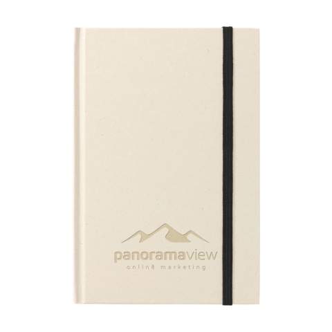 WoW! Exclusief notitieboek in A5-formaat, gemaakt van het gerecycled afval van de suikerrietplant. Met hardcover, 80 vel/160 pagina's gelinieerd papier (100 g/m²) en sluitelastiek. De cover en het papier zijn FSC® gecertificeerd. Het papier, waarin kleine vezels zichtbaar zijn, heeft een mooie lichtbruine kleur. Dit benadrukt het gebruik van natuurlijke materialen. Na de oogst van de suikerrietplant blijven de wortels van de plant in de grond en worden de stengels en bladeren verwerkt tot een residu dat gebruikt wordt voor het maken van papier. Een suikerrietplant haalt tijdens de groei CO2 uit de lucht en kan wel tot 10 jaar oud worden.