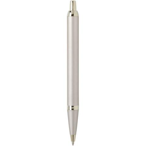 De Parker IM balpen is een populaire pen die is ontworpen om een soepele en betrouwbare schrijfervaring te bieden. De IM-pen heeft een slank en eigentijds ontwerp met een metalen houder en staat bekend om zijn comfortabele grip en uitgebalanceerd gewicht, en is een populaire keuze voor dagelijkse schrijfbehoeften, of het nu op kantoor, op school of voor persoonlijk gebruik is. Hij combineert stijl, functionaliteit en een gerenommeerde merknaam, waardoor het een betrouwbare en gewilde pen is voor veel pennenliefhebbers. Inktkleur van de pen: Blauw.