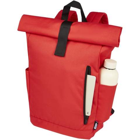 Praktische, stevige en waterafstotende rugzak met opgerolde bovenkant van GRS gerecycled polyester met een groot binnenvak met een 15,6" laptopvak, een voorvak met rits en 2 zijvakken. Gewatteerde achterkant, verstelbare en gewatteerde schouderbanden, draaglus en handige oprolbare sluiting met klittenband sluiting aan de bovenkant. De perfecte tas voor dagelijks gebruik, met een minimale ecologische voetafdruk.
