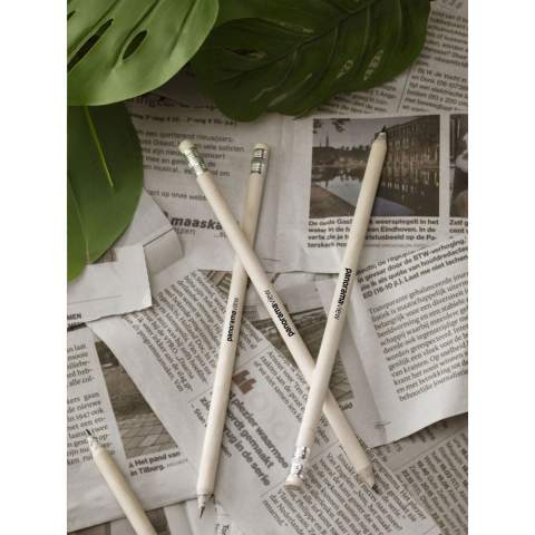 Crayon taillé à partir de vieux journaux recyclés. Avec gomme. Le journal imprimé est visible dans la partie taillée. Cela souligne l'utilisation de matériaux recyclés.
