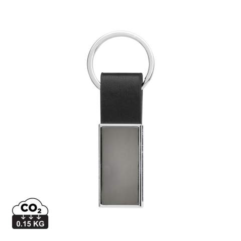 Luxe sleutelhanger gemaakt van RCS gerecyclede zinc alloy en PU. Totaal gerecycled materiaal: 67% op basis van het totale gewicht van het item. RCS-certificering zorgt voor een volledig gecertificeerde toeleveringsketen van de gerecyclede materialen. Verpakt in papieren zak.