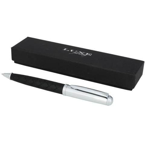 Kugelschreiber in exklusivem Design, das untere Gehäuse ist mit Leder in einem Kreuzlinienmuster umwickelt. Inklusive einer hochwertigen schwarzen Ersatzmine und verpackt in einer „LUXE“-Geschenkschachtel (16 x 4,5 x 2,5 cm).