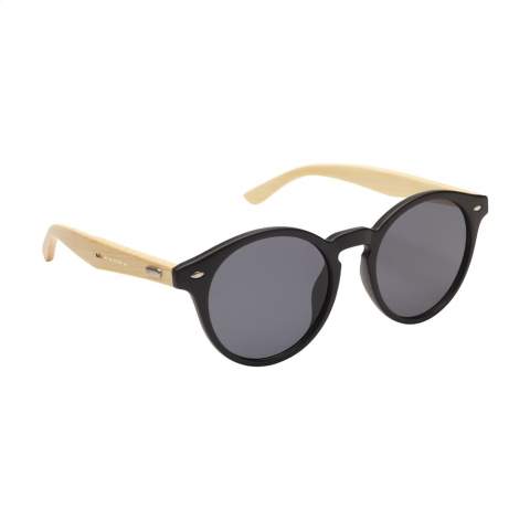 Umweltfreundliche Sonnenbrille mit einem modischen runden Rahmen in mattschwarz, Bambusbügeln und schwarzen Gläsern, sowie UV 400 Schutz (nach europäischen Standards).