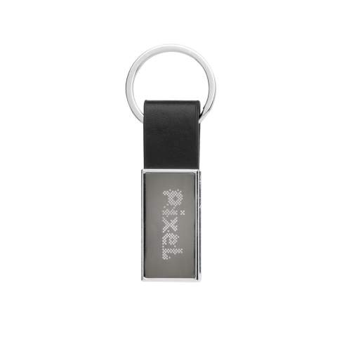 Luxe sleutelhanger gemaakt van RCS gerecyclede zinc alloy en PU. Totaal gerecycled materiaal: 67% op basis van het totale gewicht van het item. RCS-certificering zorgt voor een volledig gecertificeerde toeleveringsketen van de gerecyclede materialen. Verpakt in papieren zak.