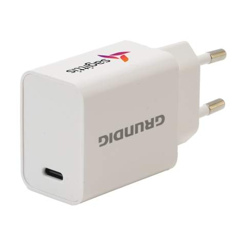 Ervaar snel en efficiënt opladen met deze Grundig 30W oplader, met een behuizing van ABS. Dit compacte oplaadblokje is uitgerust met een krachtige USB-C poort, waardoor je apparaten in een mum van tijd zijn opgeladen. Het universele ontwerp maakt deze adapter perfect voor thuis, op kantoor of onderweg. Inclusief USB-C kabel en gebruiksaanwijzing. Per stuk in een FSC® gecertificeerde verpakking.