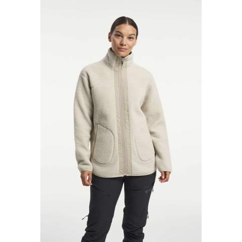 Dit fleecevest met volledige ritssluiting en een tijdloos design houdt je het hele jaar door warm. Het is perfect onder een shelljack of alleen te dragen op koude dagen. Hij staat geweldig op een jeans of onze outdoorbroek voor een complete look. Je telefoon en sleutels berg je op in de twee zakken met ritssluiting aan de voorkant. Hij heeft ook een discreet Tenson-logo op de arm. De Yoke Full Zip is het perfecte vest voor doordeweeks in de stad en in het weekend in de natuur.