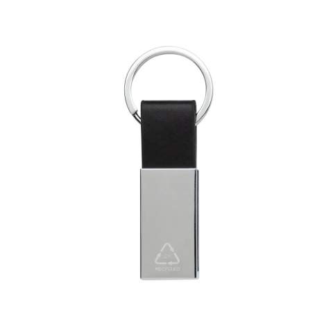 Luxe sleutelhanger gemaakt van RCS gerecyclede zinc alloy en PU. Totaal gerecycled materiaal: 67% op basis van het totale gewicht van het item. RCS-certificering zorgt voor een volledig gecertificeerde toeleveringsketen van de gerecyclede materialen. Verpakt in papieren zak.
