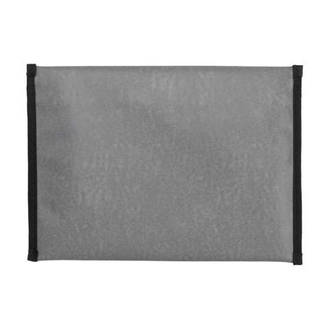 Une housse pour ordinateur portable de 14 pouces de la marque Fraenck. Fabriquée en similicuir recyclé. La doublure souple et épaisse protège votre ordinateur portable contre les dommages. Les deux côtés de la housse sont renforcés par un ruban de biais. Dotée d'une solide fermeture à glissière. Convient au rangement et au transport en toute sécurité d'un ordinateur portable ou d'une tablette jusqu'à 14 pouces. Fabriqué en Hollande.