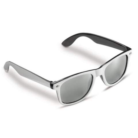 Trendy zonnebril met frame in 2-tonige kleuren. De gekleurde glazen zijn voorzien van een UV400 filter.