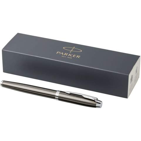 Zeer professioneel en betrouwbaar. Een ideale partner met onbeperkt potentieel, Parker IM is tegelijkertijd slim, gepolijst en gevestigd. Met een duurzame roestvrijstalen nib en afwerkingen die de Parker nalatenschap maken, wordt elk detail verfijnd om een ​​schrijfervaring te leveren die altijd betrouwbaar is. Incl. Parker geschenkverpakking. Geleverd met gepatenteerde QuinkFlow vulling in een Parker geschenkverpakking. Exclusief ontwerp. Zwartschrijvend.