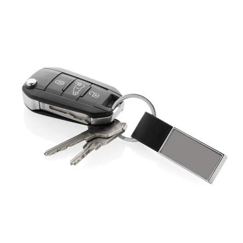Luxe sleutelhanger gemaakt van RCS gerecyclede zinc alloy en PU. Totaal gerecycled materiaal: 67% op basis van het totale gewicht van het item. RCS-certificering zorgt voor een volledig gecertificeerde toeleveringsketen van de gerecyclede materialen. Verpakt in papieren zak.