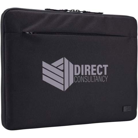 La housse pour ordinateur portable de 14" Case Logic Invigo est fabriquée à partir de matériaux recyclés et possède un intérieur rembourré de 10 mm d'épaisseur pour protéger l'ordinateur portable. Cette housse est fabriquée avec un extérieur en polyester 600D 100 % recyclé et une doublure en polyester 150D. La poche zippée du panneau avant permet de ranger commodément les cordons d'alimentation et les petits accessoires. L'ouverture à glissière aux trois quarts permet d'accéder à l'ordinateur portable par le haut ou par le côté de la housse.