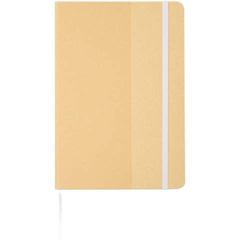Carnet A5 à couverture rigide en carton recyclé avec 80 feuilles lignées en papier 70 g/m². Le carnet est doté d'une fermeture élastique, d'un ruban et de coins arrondis. 