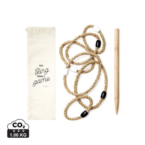 Un jeu de plein air qui fonctionne aussi bien sur la plage qu'au parc, emballé dans un sac en toile avec dos en maille qui le rend facile à transporter. Le jeu consiste à lancer des cordes en forme de cercles sur un bâton que vous fixez simplement au sol. Les différentes tailles des anneaux donnent différentes quantités de points. Un manuel d'instruction complet est inclus.