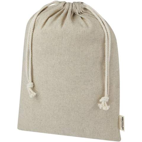 Sac cadeau en coton recyclé certifié GRS avec fermeture à cordon en coton. Idéal pour offrir ou stocker des objets. Dimensions : 30 x 42 cm. Il peut y avoir des variations mineures dans la couleur du produit en raison de la nature du processus de production.