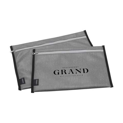 Une housse pour ordinateur portable de 14 pouces de la marque Fraenck. Fabriquée en similicuir recyclé. La doublure souple et épaisse protège votre ordinateur portable contre les dommages. Les deux côtés de la housse sont renforcés par un ruban de biais. Dotée d'une solide fermeture à glissière. Convient au rangement et au transport en toute sécurité d'un ordinateur portable ou d'une tablette jusqu'à 14 pouces. Fabriqué en Hollande.