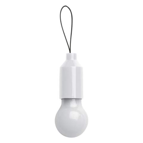 Dieser Schlüsselanhänger in Form einer Glühlampe, wird einfach an einer Tasche oder einem Schlüsselanhänger befestigt. Das Licht wird durch ein Ziehen an der Glühlampe eingeschaltet. Die Lampe hat eine LED, die zehn Lumen hat und aus Kunststoff ist. 