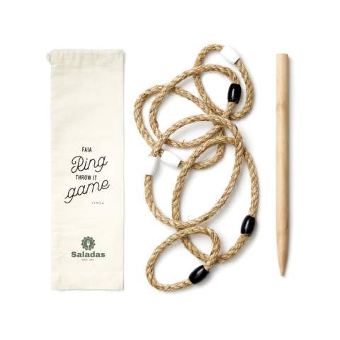 Un jeu de plein air qui fonctionne aussi bien sur la plage qu'au parc, emballé dans un sac en toile avec dos en maille qui le rend facile à transporter. Le jeu consiste à lancer des cordes en forme de cercles sur un bâton que vous fixez simplement au sol. Les différentes tailles des anneaux donnent différentes quantités de points. Un manuel d'instruction complet est inclus.
