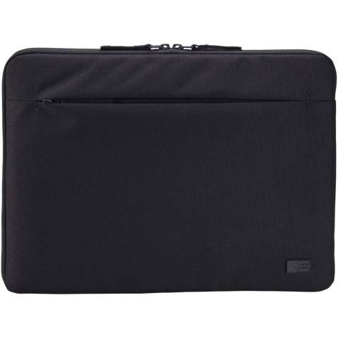 La housse pour ordinateur portable de 14" Case Logic Invigo est fabriquée à partir de matériaux recyclés et possède un intérieur rembourré de 10 mm d'épaisseur pour protéger l'ordinateur portable. Cette housse est fabriquée avec un extérieur en polyester 600D 100 % recyclé et une doublure en polyester 150D. La poche zippée du panneau avant permet de ranger commodément les cordons d'alimentation et les petits accessoires. L'ouverture à glissière aux trois quarts permet d'accéder à l'ordinateur portable par le haut ou par le côté de la housse.