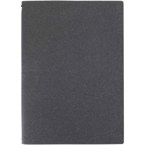 Das Slyk A5-Nachfüllheft verfügt über ein Cover aus recyceltem Kunststoff und wird durch ein elastisches Band sicher verschlossen. Im Inneren befinden sich zwei Hefteinsätze – eines punktkariert, eines liniert. Jedes Heft enthält 32 cremefarbene Seiten aus 70 g/m² Papier mit abgerundeten Ecken und sichtbarer Fadenheftung für einen handgearbeiteten Look. Die Umschläge der Hefte bestehen aus Karton. Nachfüllhefte sind separat in verschiedenen Layouts erhältlich, darunter gepunktet, als Planer und liniert.
