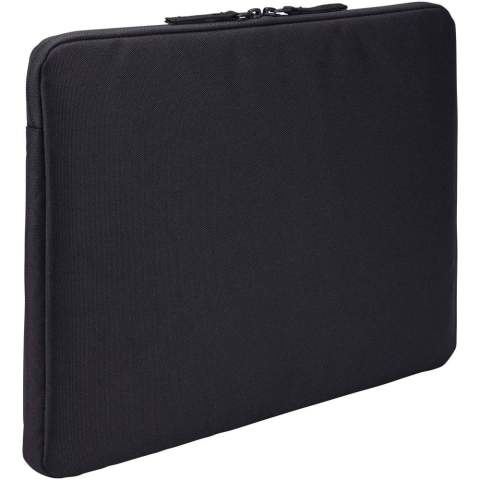 La housse pour ordinateur portable de 14" Case Logic Invigo est fabriquée à partir de matériaux recyclés et possède un intérieur rembourré de 10 mm d'épaisseur pour protéger l'ordinateur portable. Cette housse est fabriquée avec un extérieur en polyester 600D 100 % recyclé et une doublure en polyester 150D. La poche zippée du panneau avant permet de ranger commodément les cordons d'alimentation et les petits accessoires. L'ouverture à glissière aux trois quarts permet d'accéder à l'ordinateur portable par le haut ou par le côté de la housse.