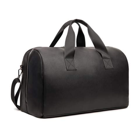 Sac week-end au design épuré. L'extérieur du sac est en PU recyclé RCS, la doublure intérieure est également en matières recyclées. Grande fermeture éclair pour une bonne accessibilité. Poignée confortable et bandoulière réglable pour un sac polyvalent. Fabriqué à partir de 32% de matériaux recyclés certifiés RCS (Recycled Claim Standard), garantissant une chaîne d'approvisionnement entièrement certifiée des matériaux recyclés utilisés. Le contenu recyclé total est basé sur le poids total du produit, reflétant notre engagement envers un approvisionnement responsable. Ce produit contient 24% de polyester recyclé certifié RCS et 7% de PU recyclé certifié RCS.