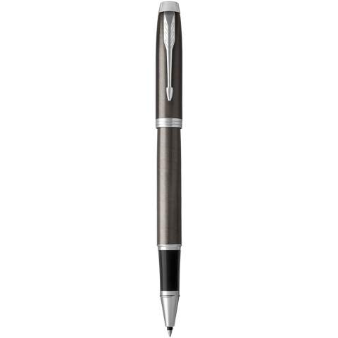 Zeer professioneel en betrouwbaar. Een ideale partner met onbeperkt potentieel, Parker IM is tegelijkertijd slim, gepolijst en gevestigd. Met een duurzame roestvrijstalen nib en afwerkingen die de Parker nalatenschap maken, wordt elk detail verfijnd om een ​​schrijfervaring te leveren die altijd betrouwbaar is. Incl. Parker geschenkverpakking. Geleverd met gepatenteerde QuinkFlow vulling in een Parker geschenkverpakking. Exclusief ontwerp. Zwartschrijvend.