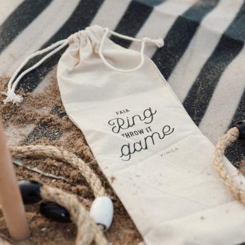 Un jeu de plein air qui fonctionne aussi bien sur la plage qu'au parc, emballé dans un sac en toile avec dos en maille qui le rend facile à transporter. Le jeu consiste à lancer des cordes en forme de cercles sur un bâton que vous fixez simplement au sol. Les différentes tailles des anneaux donnent différentes quantités de points. Un manuel d'instruction complet est inclus.