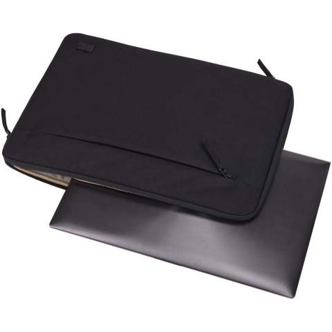 La housse pour ordinateur portable de 14" Case Logic Invigo est fabriquée à partir de matériaux recyclés et possède un intérieur rembourré de 10 mm d'épaisseur pour protéger l'ordinateur portable. Cette housse est fabriquée avec un extérieur en polyester 600D 100 % recyclé et une doublure en polyester 150D. La poche zippée du panneau avant permet de ranger commodément les cordons d'alimentation et les petits accessoires. L'ouverture à glissière aux trois quarts permet d'accéder à l'ordinateur portable par le haut ou par le côté de la housse.