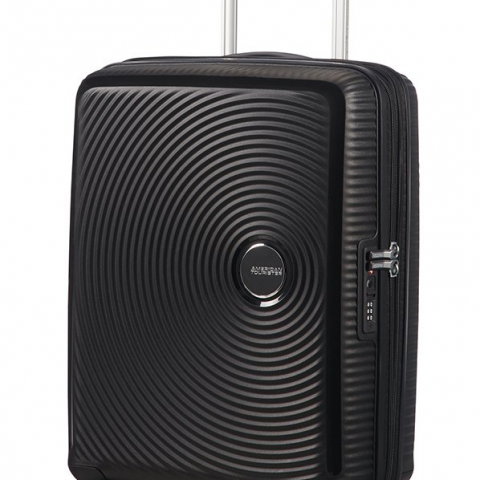 De Soundbox-collectie is een van de meest in het oog springende ooit van American Tourister. Met de speelse cirkels met contrasterend mat en glanzend oppervlak sta je gegarandeerd in de schijnwerpers, waar je ook heen reist. De uitbreidbaarheid, het vaste TSA-slot en de handige organisatiemogelijkheden binnenin maken van deze koffer jouw ultieme reispartner! Past binnen de afmetingen voor handbagage van heel wat luchtvaartmaatschappijen, zoals Ryanair, easyJet en Norwegian! American Tourister geeft 3 jaar wereldwijde (beperkte) garantie op deze collectie. <br /><br />De Spinner 55 EXP. is de lichtgewicht uitbreidbare handbagage koffer uit de collectie die geschikt is voor een korte vakantie, weekendje weg of citytrip. Het ruime hoofdcompartiment is opgedeeld in 2 delen die beide uitgerust zijn met gekruiste inpakriemen en gescheiden zijn door een tussenschot wat voorzien is van 2 ritsvakken om spullen gescheiden op te kunnen bergen. Het hoofdcompartiment is dankzij de slimme dubbele rits in volume uitbreidbaar waardoor extra bagage op de terugreis geen probleem is. Optimaal comfort is gegarandeerd door de 4 soepel rollende dubbele wielen, handvatten aan zij-en bovenkant en een dubbele trekstang. Je spullen zijn veilig opgeborgen doordat de koffer is voorzien van een verzonken TSA slot. <br /><br />Personalisatie is mogelijk in de ronde logoplaat op de voorzijde van de schaal door middel van een dominglabel.