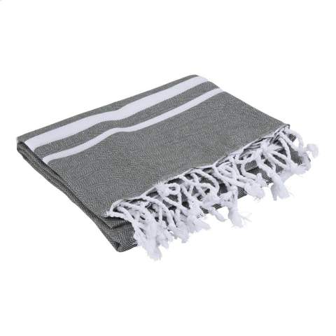 Een multifunctionele hamam handdoek van Oxious. Gemaakt van 50% OEKO-TEX® gecertificeerd katoen en 50% gerecycled industrieel textielafval (140 g/m²). Vibe white is een heerlijk zacht en stijlvol doek met een stoer streeppatroon. Prachtig als shawl, kleed op de bank, luxe (hamam)doek of handdoek. Het doek is handgemaakt. Vibe staat symbool voor een ontspanning in een gezellige sfeer en omgeving.      Deze mooie, zachte doeken worden gemaakt door lokale vrouwen in een klein dorpje in Turkije. Zij werken daar in een sociale context, met ruimte voor groei en ontwikkeling. De doeken zijn handgemaakt met liefde en zorg voor het milieu. Met een product uit de Oxious collectie kan het pure genieten beginnen. Optioneel: Per stuk in kraft envelop en/of met kraft sleeve.