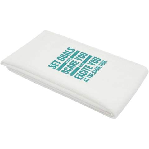 De Althea sporthanddoek is gemaakt van 140 g/m² polyester en biedt een sneldrogend en absorberend oppervlak, essentieel om transpiratie weg te vegen tijdens intensieve trainingen of buitenactiviteiten. Met zijn royale afmetingen van 50 cm x 100 cm biedt deze handdoek veelzijdigheid, perfect voor verschillende fitnessroutines en buitenavonturen. 