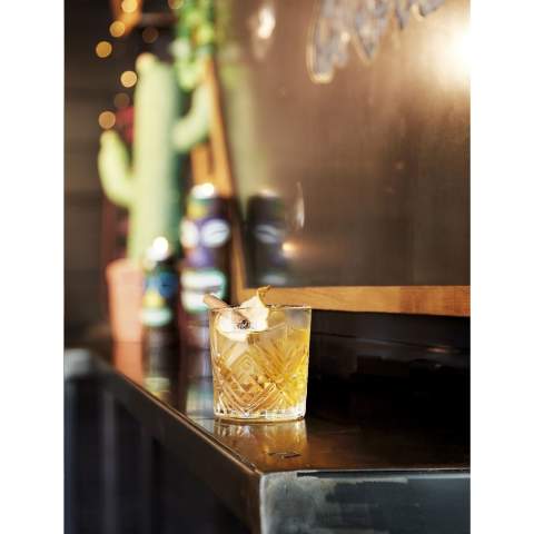 Stevig whiskyglas in een mooie, rechte vorm. Opvallend is de bijzondere glasbewerking. De mooie structuren geven het glas een klassieke en robuuste uitstraling. Ook geschikt voor het schenken van water en cocktails. Inhoud 300 ml.