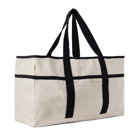Mit dieser großzügigen Strandtasche sind Sie stilvoll am Strand unterwegs. Ihr geräumiges Design, das durch einen Handtuchhalter an einer Seite ergänzt wird, macht sie perfekt für Strandausflüge oder Picknicks. Im Inneren befindet sich eine Tasche, in der Sie Ihre Wertsachen sicher aufbewahren können. Gefertigt aus 500 g/m² recyceltem Segeltuch. Das Segeltuch ist ungefärbt und ungebleicht, wodurch die Umwelt nicht durch Chemikalien belastet wird. Diese Tasche besteht zu 100 % aus recyceltem Material und unterstreicht damit unser Engagement für eine verantwortungsvolle Beschaffung. Sie ist außerdem mit der AWARE™-Tracer-Technologie ausgestattet, die die echte Verwendung von recycelten Materialien bestätigt. 2 % des Erlöses jedes verkauften Produkts werden an Water.org gespendet.