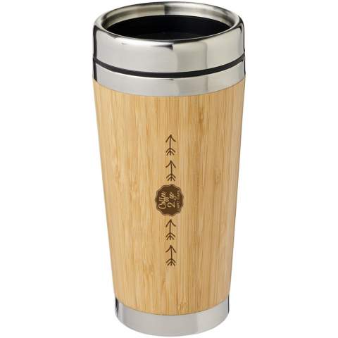Doppelwandiger, isolierter Becher aus Edelstahl mit einer Außenseite aus natürlichem Bambus. Er hält Getränke bis zu 2 Stunden warm und 4 Stunden kalt. Das Trinken ist mit dem Aufsteckdeckel mit Schiebedeckel zum Schließen einfach.