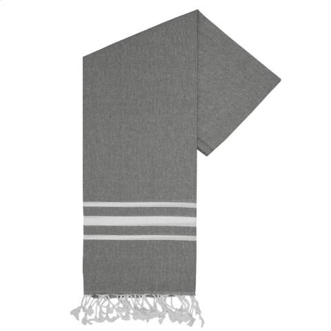 Een multifunctionele hamam handdoek van Oxious. Gemaakt van 50% OEKO-TEX® gecertificeerd katoen en 50% gerecycled industrieel textielafval (140 g/m²). Vibe white is een heerlijk zacht en stijlvol doek met een stoer streeppatroon. Prachtig als shawl, kleed op de bank, luxe (hamam)doek of handdoek. Het doek is handgemaakt. Vibe staat symbool voor een ontspanning in een gezellige sfeer en omgeving.      Deze mooie, zachte doeken worden gemaakt door lokale vrouwen in een klein dorpje in Turkije. Zij werken daar in een sociale context, met ruimte voor groei en ontwikkeling. De doeken zijn handgemaakt met liefde en zorg voor het milieu. Met een product uit de Oxious collectie kan het pure genieten beginnen. Optioneel: Per stuk in kraft envelop en/of met kraft sleeve.