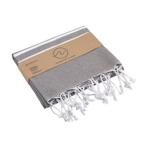 Een multifunctionele hamam handdoek van Oxious. Gemaakt van 50% OEKO-TEX® gecertificeerd katoen en 50% gerecycled industrieel textielafval (140 g/m²). Vibe white is een heerlijk zacht en stijlvol doek met een stoer streeppatroon. Prachtig als shawl, kleed op de bank, luxe (hamam)doek of handdoek. Het doek is handgemaakt. Vibe staat symbool voor een ontspanning in een gezellige sfeer en omgeving.      Deze mooie, zachte doeken worden gemaakt door lokale vrouwen in een klein dorpje in Turkije. Zij werken daar in een sociale context, met ruimte voor groei en ontwikkeling. De doeken zijn handgemaakt met liefde en zorg voor het milieu. Met een product uit de Oxious collectie kan het pure genieten beginnen. Optioneel: Per stuk in kraft envelop en/of met kraft sleeve.