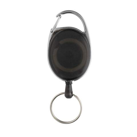 Rolclip-sleutelhanger gemaakt van RCS-gerecycled ABS en zinklegering. Ideaal item voor op kantoor, op een beurs of zelfs tijdens het skiën. Met koord van 60 cm om badge te bevestigen voor gemakkelijke toegang. Met karabijnhaak voor bevestiging aan tas of kleding. Totaal gerecycled materiaal: 34% op basis van het totale gewicht van het item. RCS-certificering zorgt voor een volledig gecertificeerde toeleveringsketen van de gerecyclede materialen. Verpakt in papieren zak.