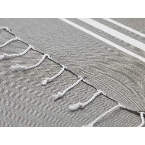 Een multifunctionele hamam handdoek van Oxious. Gemaakt van 50% OEKO-TEX® gecertificeerd katoen en 50% gerecycled industrieel textielafval (140 g/m²). Vibe white is een heerlijk zacht en stijlvol doek met een stoer streeppatroon. Prachtig als shawl, kleed op de bank, luxe (hamam)doek of handdoek. Het doek is handgemaakt. Vibe staat symbool voor een ontspanning in een gezellige sfeer en omgeving.      Deze mooie, zachte doeken worden gemaakt door lokale vrouwen in een klein dorpje in Turkije. Zij werken daar in een sociale context, met ruimte voor groei en ontwikkeling. De doeken zijn handgemaakt met liefde en zorg voor het milieu. Met een product uit de Oxious collectie kan het pure genieten beginnen. Optioneel: Per stuk in kraft envelop en/of met kraft sleeve.